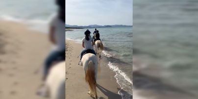 Камалия показала, как за границей проводит время с 10-летними дочерьми