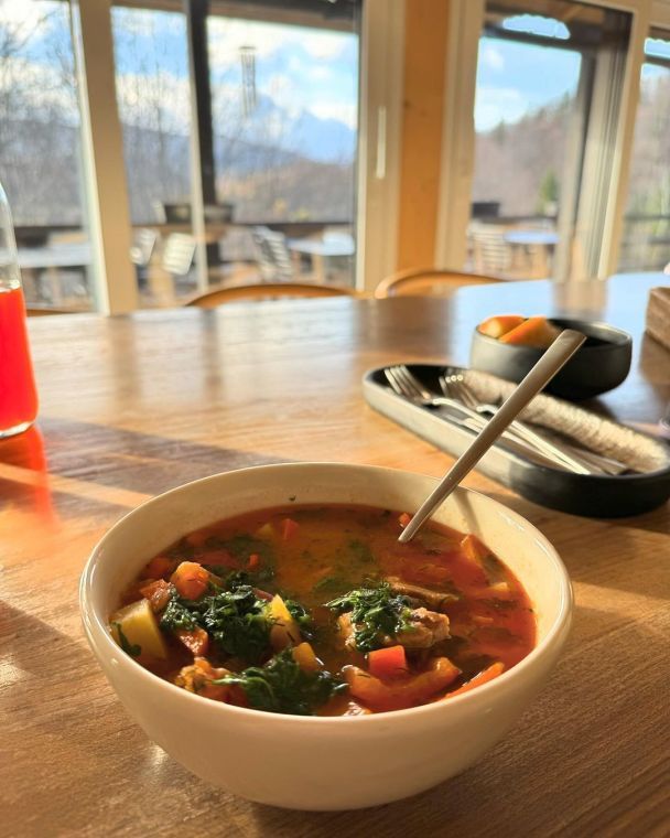 KOLA показала, как отдохнула на западе Украины / © instagram.com/kola__official