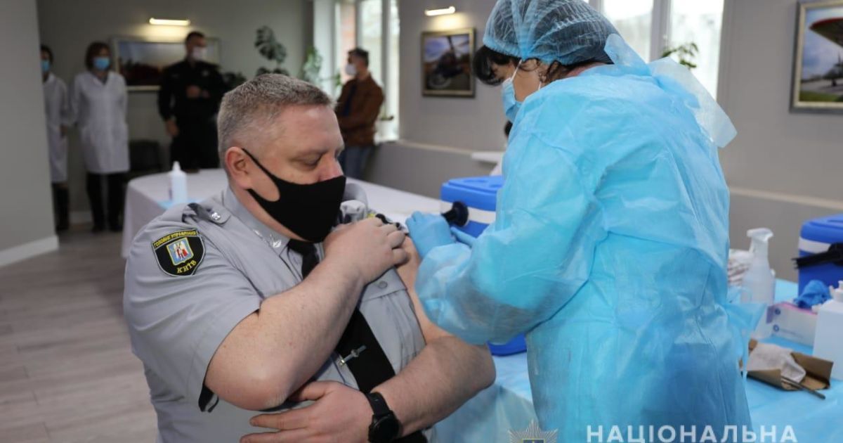 Столичні поліцейські почали отримувати другу дозу вакцини проти COVID-19