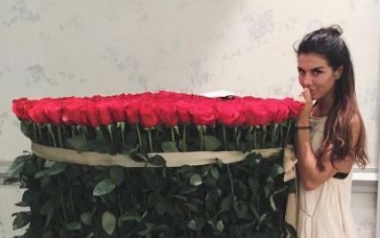 Анна Сєдокова приголомшила гігантським букетом троянд заввишки як вона