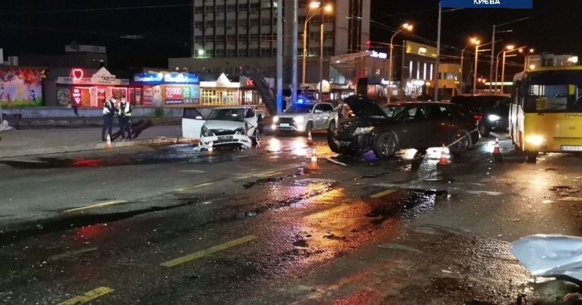 В Киеве произошло серьезное ДТП возле станции метро "Почайна": утруднено движение по проспекту Степана Бандеры
