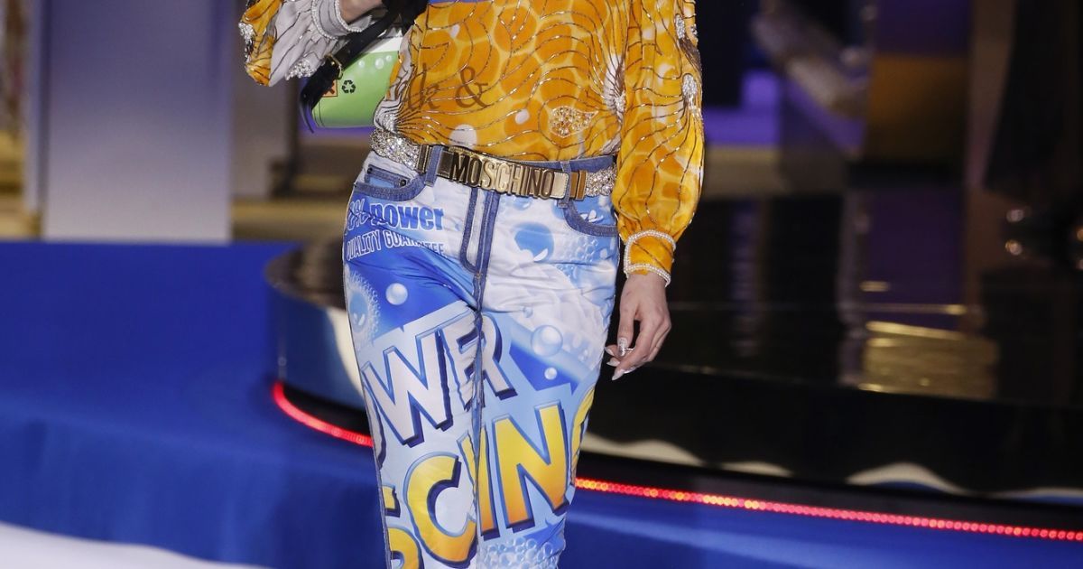 Карты, деньги и поп-арт в коллекция Moschino сезона осень-зима
