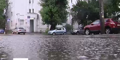 Раптова злива у столиці паралізувала рух транспорту