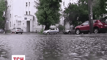 Внезапный ливень в столице парализовал движение транспорта