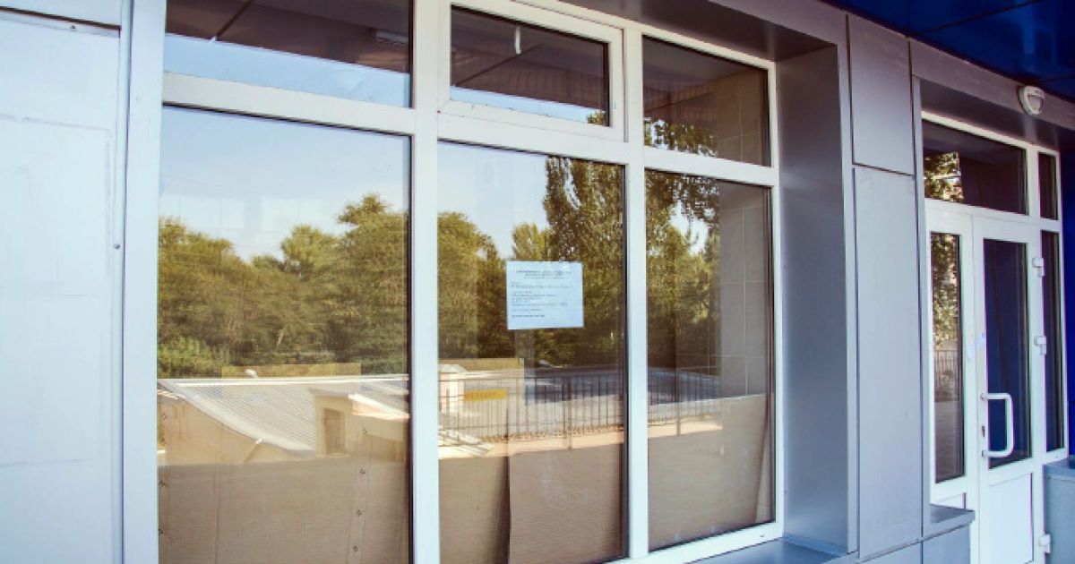 У Миколаєві на центральному стадіоні "прозорий" туалет прикрили картонками