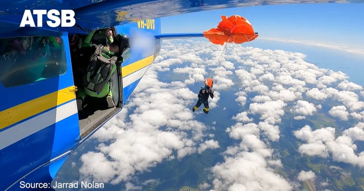 Парашут зачепився за крило літака