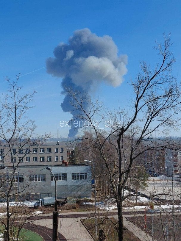 Дым над ПАО «Нижнекамскнефтехим» после взрывов