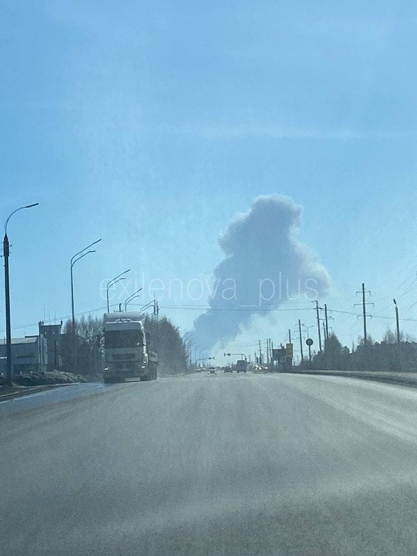 Дым над ПАО «Нижнекамскнефтехим» после взрывов