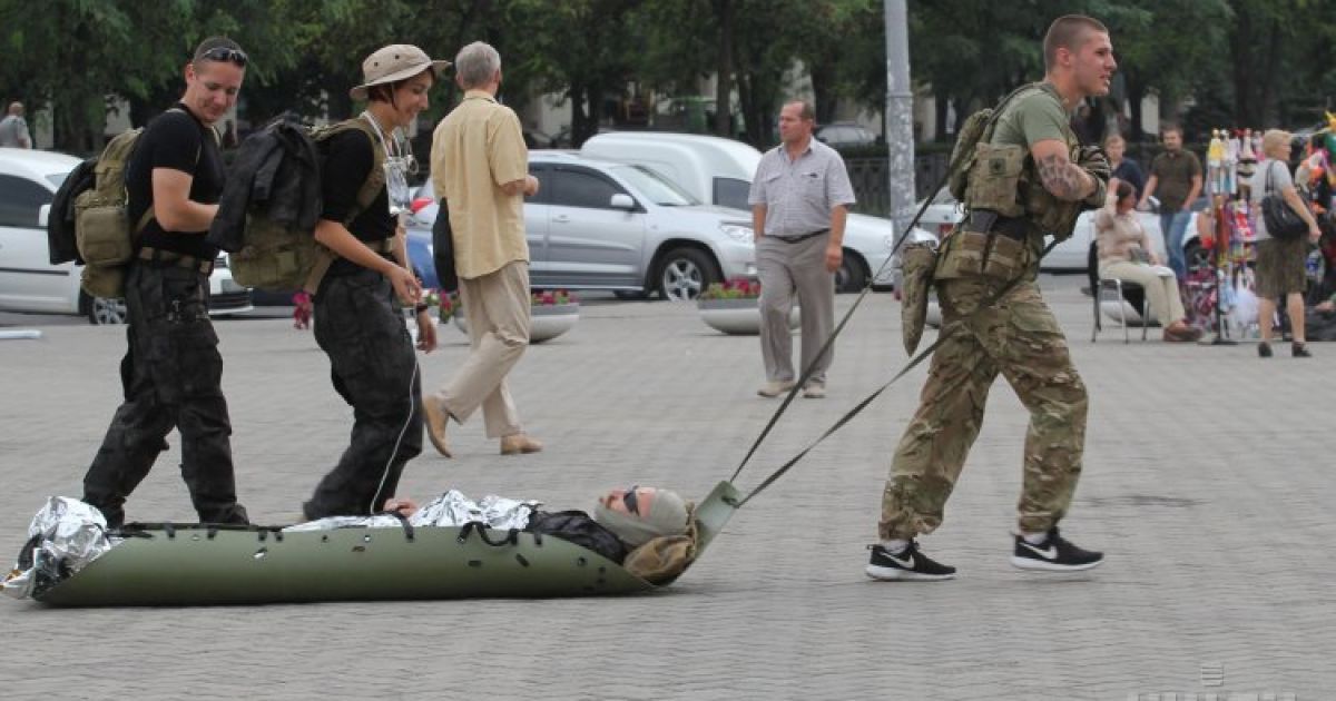 Мастер-класс по транспортировке пострадавшего в рамках проведения Всеукраинского форума волонтеров "Община FEST" в Днепропетровске / © УНИАН