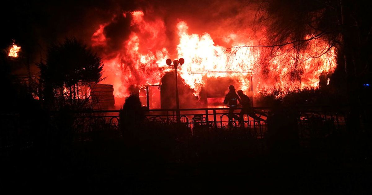 В центре Полтавы горит историческое здание: едкий дым сковал город, центр перекрыт