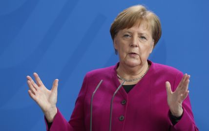 В жакете цвета фуксии и с любимым ожерельем: деловой аутфит Ангелы Меркель