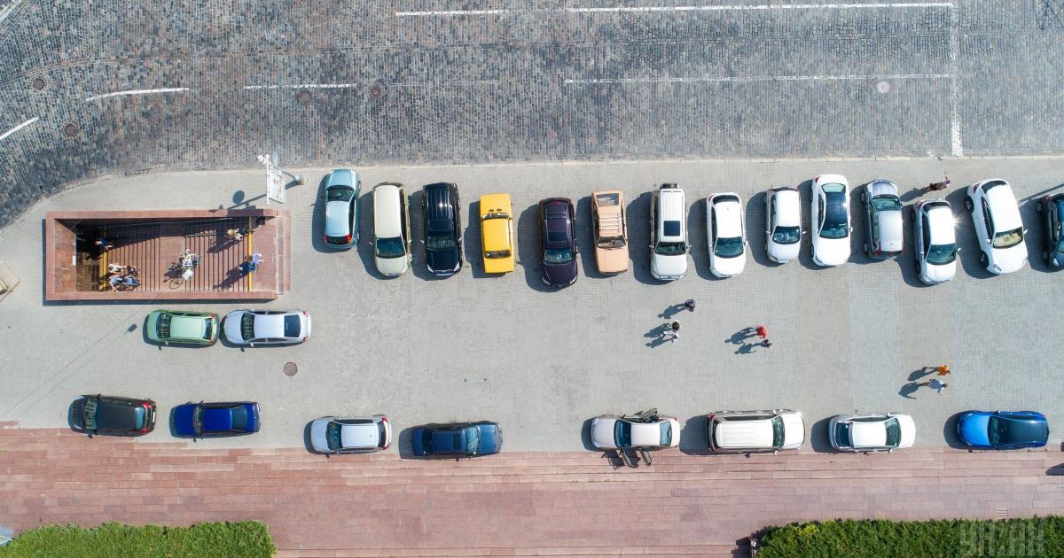 У містах-мільйонниках почали встановлювати плату за парковку авто навіть біля будинків