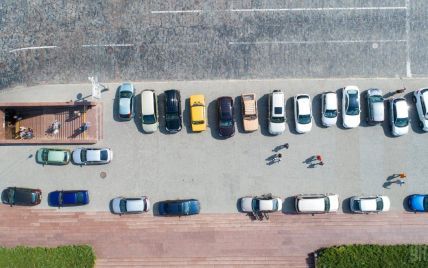 У містах-мільйонниках почали встановлювати плату за парковку авто навіть біля будинків