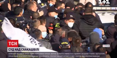 Новости мира: в Тбилиси произошли столкновения протестующих и полиции из-за Саакашвили