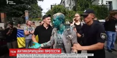 Сломанные двери и разлитая зеленка: активисты пикетировали САП и НАБУ