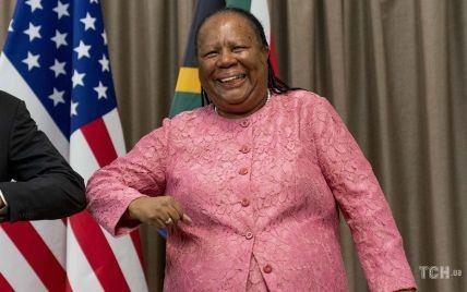 В розовом кружевном костюме: министр иностранных дел Южной Африки на деловой встрече