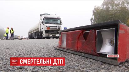 На Львовщине грузовик въехал в автомобиль дорожной службы