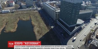 Яма для фундаменту будівлі в центрі Києва перетворилася на штучне озеро