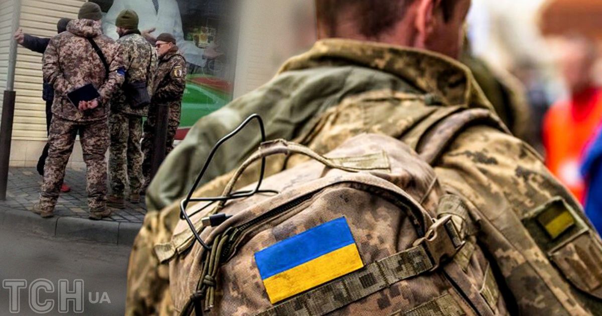 В Ужгороді пенсіонерки накинулись з кулаками на працівників ТЦК, які пройшли фронт. Колаж ТСН.ua