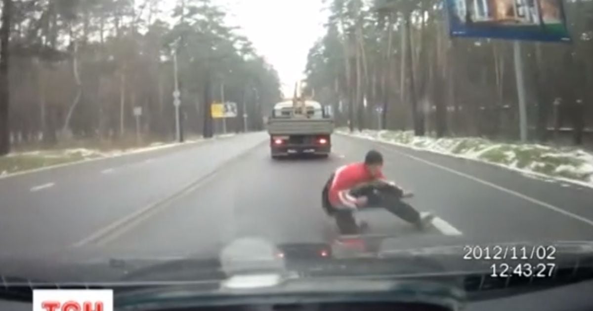 В Україні почастішали випадки шахрайства, коли аферисти кидаються під колеса автомобілів