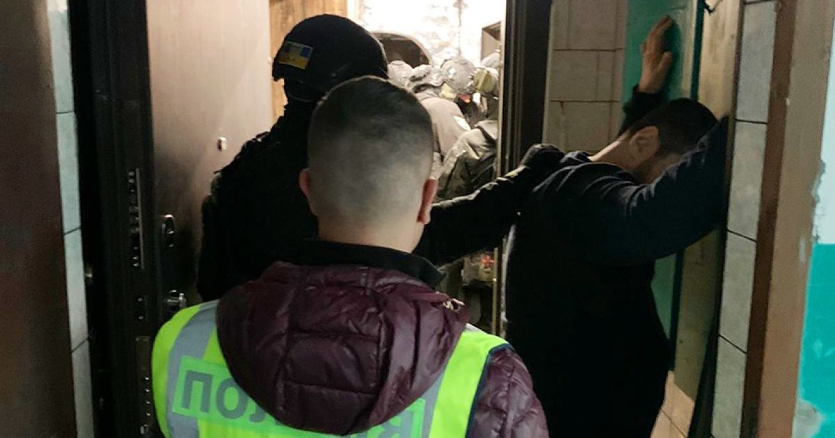 Полицейские задержали четырех вымогателей