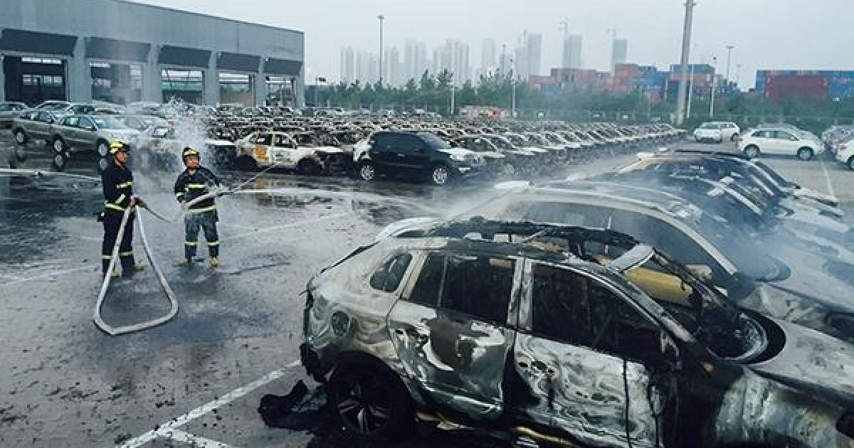 Огонь уничтожил около тысячи новых машин Renault. / © twitter.com/shanghaiist