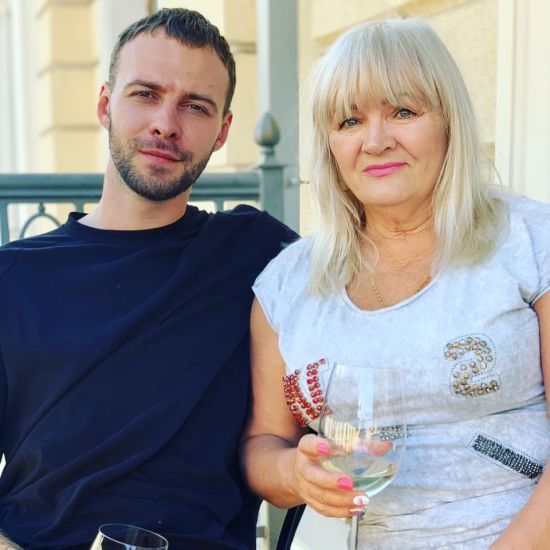 Макс Барських замилував рідкісними кадрами з мамою, яка приїхала до нього в гості