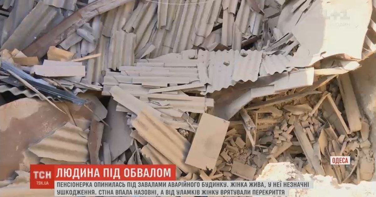 В Одесі вночі обвалилася стіна житлового будинку і привалила літню жінку