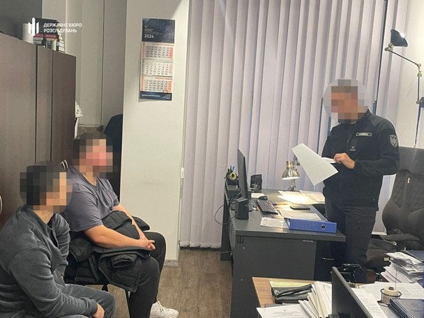ДБР скерувало до суду обвинувальний акт щодо двох правоохоронців у справі про побиття чоловіка біля Голосіївського ТЦК / © Державне бюро розслідувань