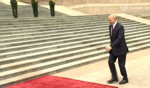 Путін незграбно пересуваєт ногами, коли прибув до Пекіна