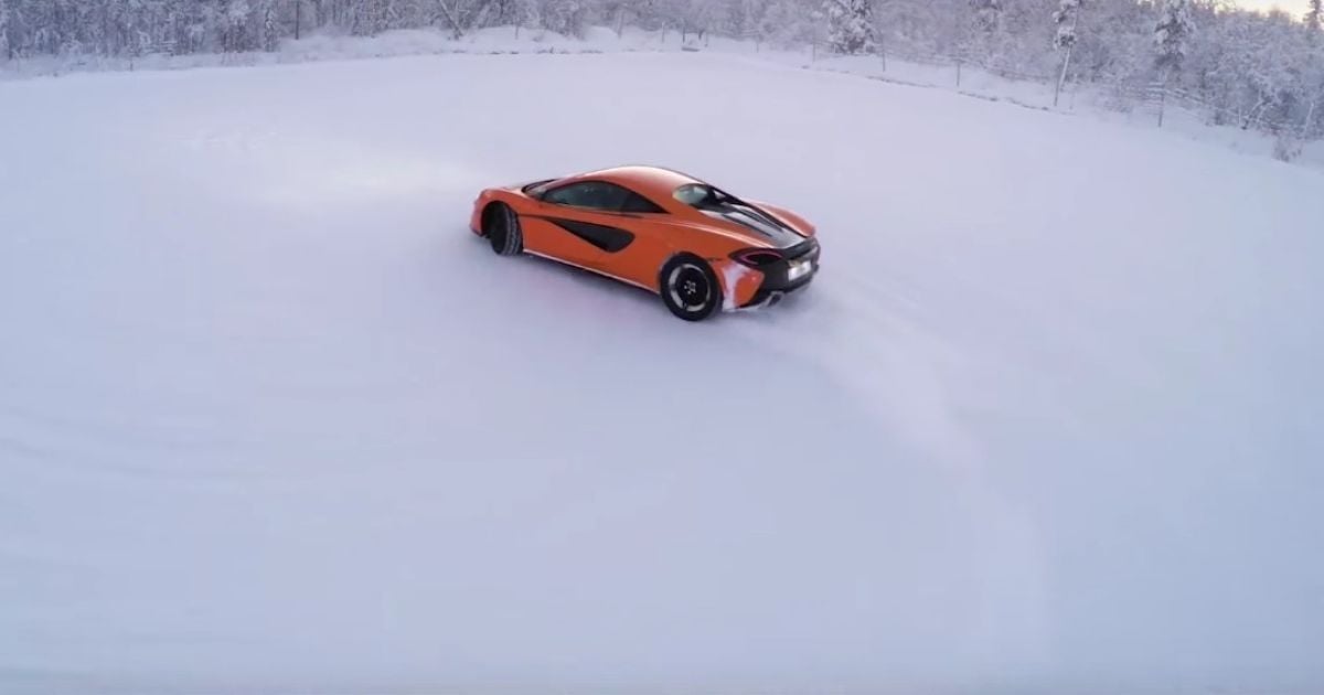 McLaren 570S покрутил "пончики" на льду (видео)