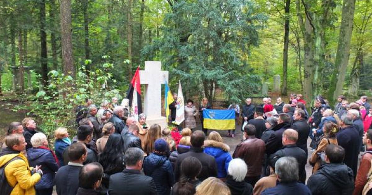 У Мюнхені освятили відновлений пам'ятник на могилі Степана Бандери