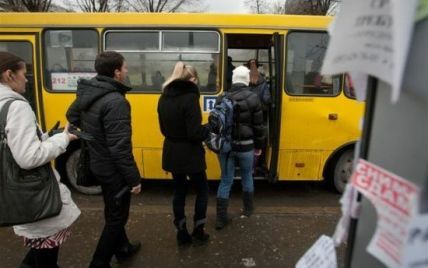 Под Киевом водитель иномарки влетел в набитую пассажирами маршрутку и скрылся с места ДТП