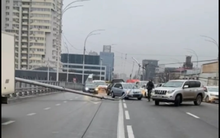У Києві на Шулявському мосту стовп упав на машину: фото