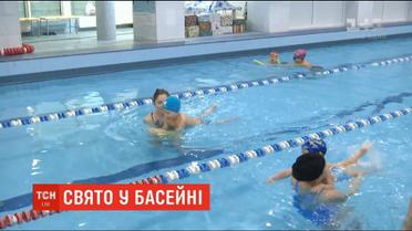 Діти із синдромом Дауна та аутичними розладами взяли участь у змаганні-святкуванні у басейні