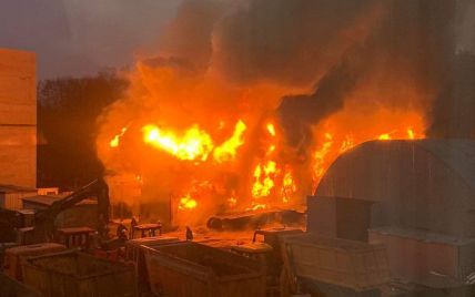 Мощный пожар под Киевом: клубы дыма поднялись над ангаром