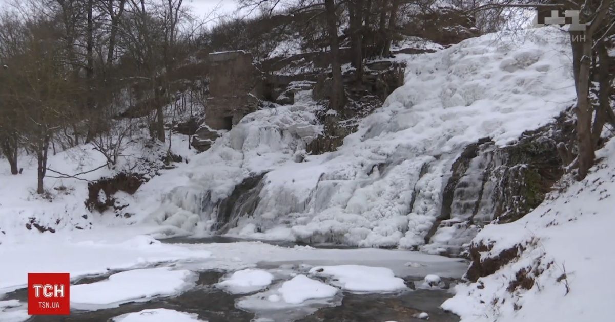 На Тернопільщині замерз найвищий в Україні рівнинний водоспад