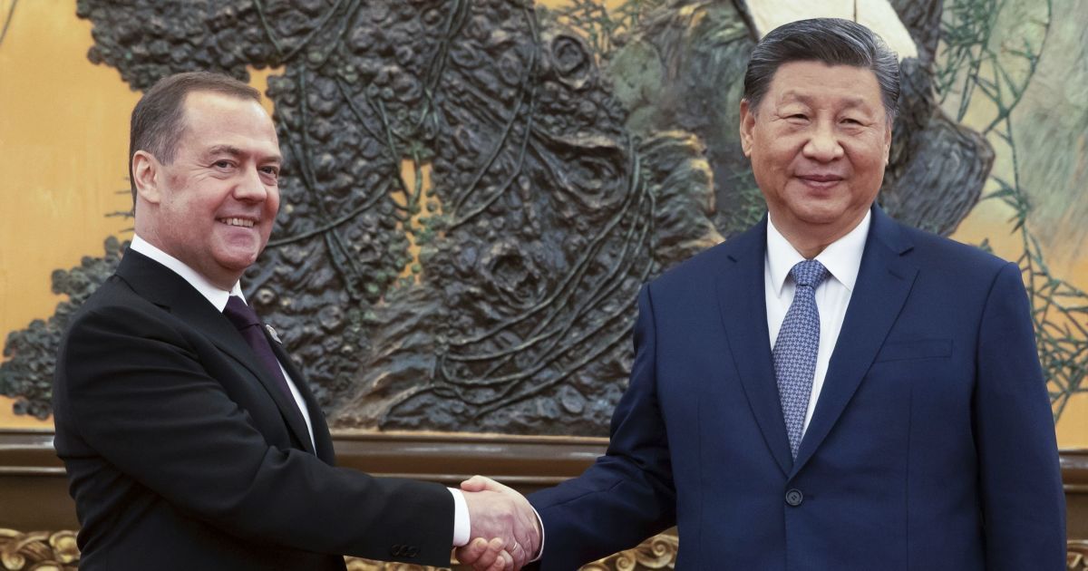 Дмитро Медведєв і Сі Цзіньпін