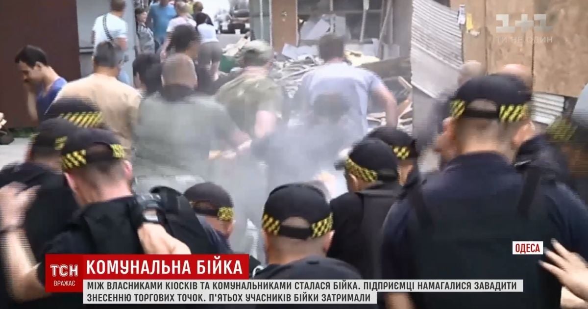 У Дніпрі власники МАФів вийшли супроти екскаваторів із битками, яйцями та зеленкою