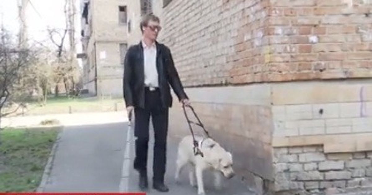 Незрячий киевлянин будет судиться с метрополитеном за то, что его не пустили с собакой-поводырем