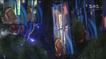 В столице установили елку, украшенную тысячей шоколадок