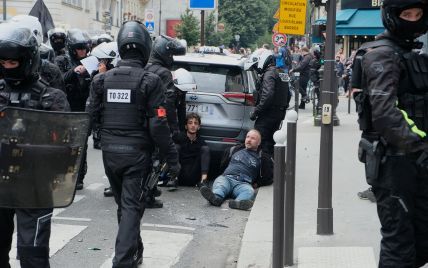 С петардами и камнями в сторону полиции: во Франции массово протестуют против обязательной вакцинации