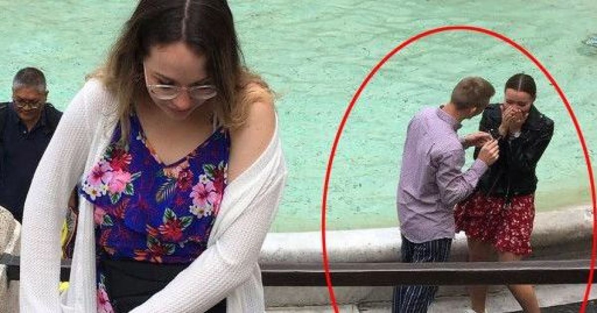 В Риме туристка сделала фото возле фонтана. Все внимание забрала пара на фоне
