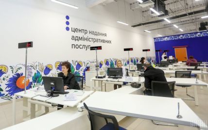Аферисти в Києві "опанували" продаж місць у чергах за біометричними паспортами