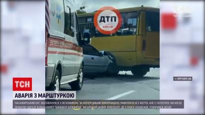 Новости Украины: в Киеве маршрутка не разминулась с легковушкой - есть пострадавшие