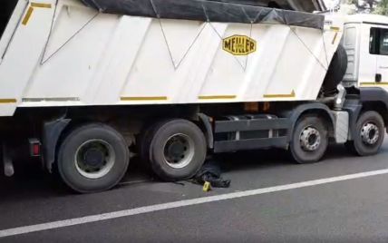 В Киеве мужчина прыгнул с моста под колеса грузовика