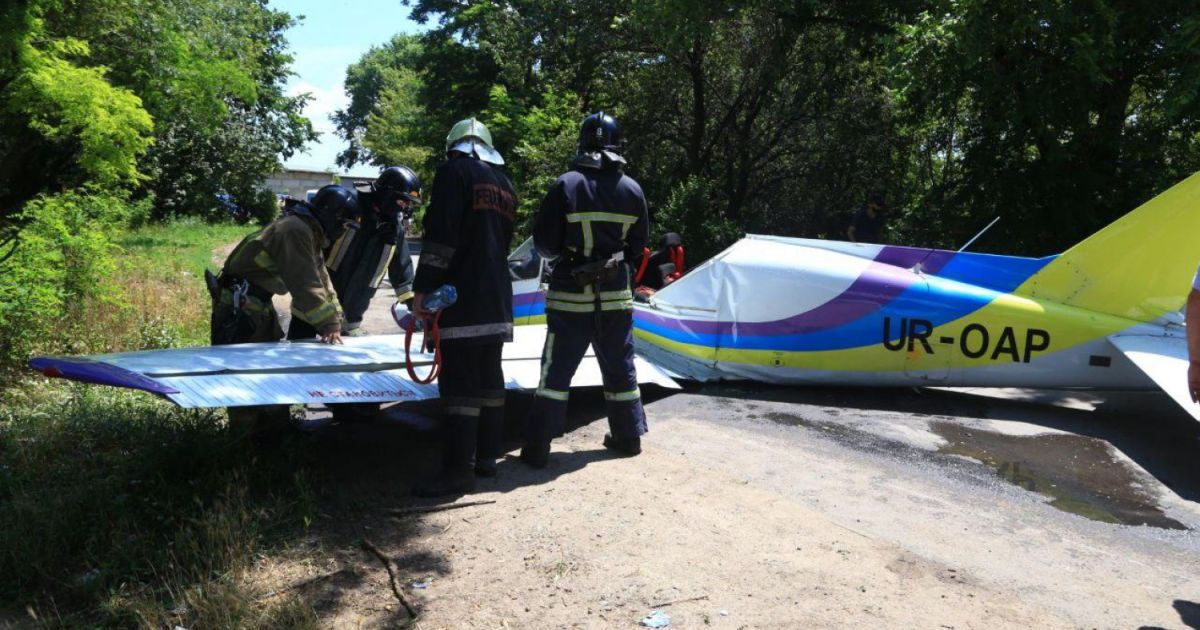 В Одесі загинув другий пілот внаслідок падіння легкомоторного літака: відео з місця аварії