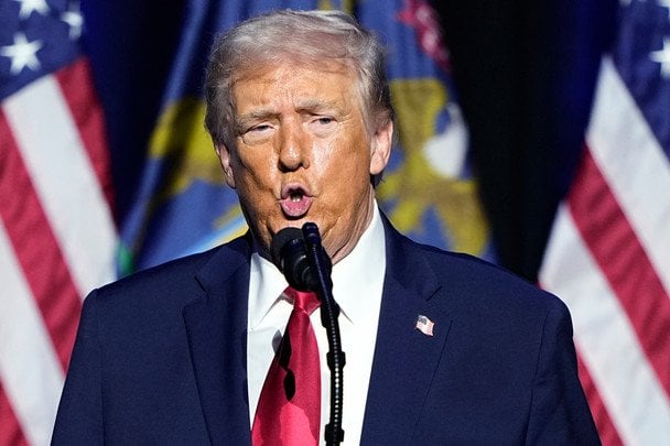 Трамп показав середній палець працівнику заводу Ford: як відреагував Білий дім (фото)