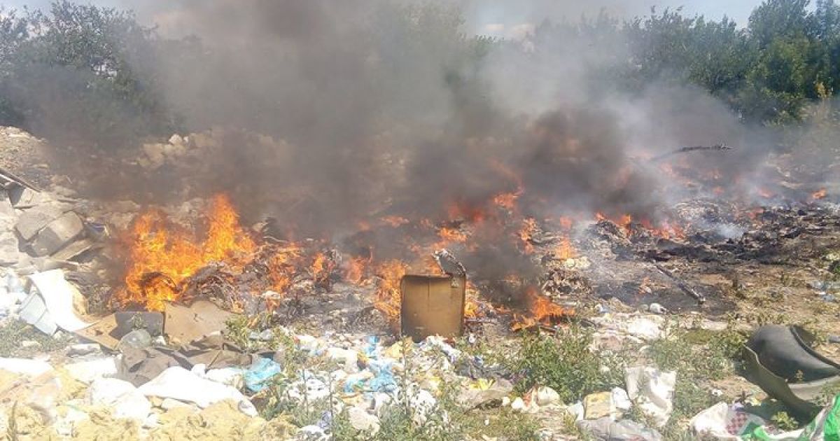 Під Києвом спалахнуло сміттєзвалище