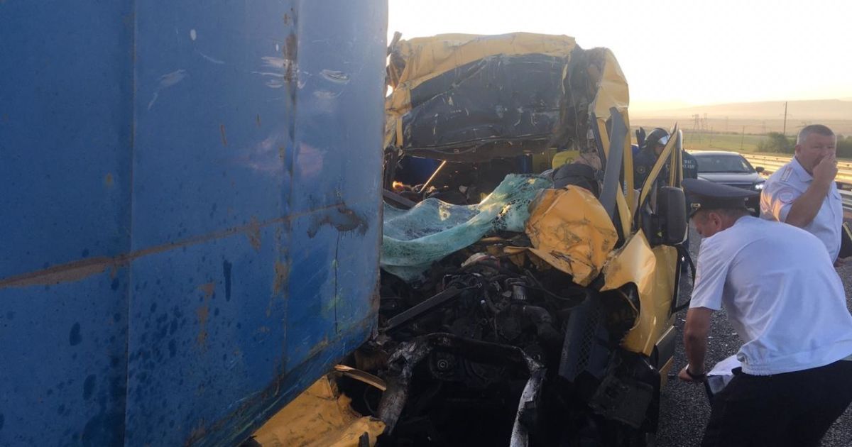 В окупованому Криму у страшній ДТП з мікроатобусом та вантажівкою загинуло вісім людей
